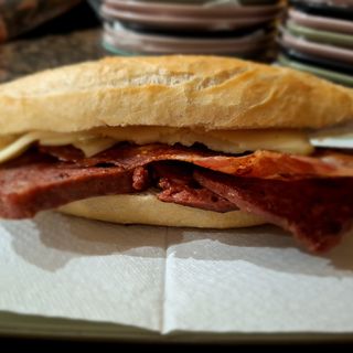 Bocadillo De Paté Bacón Y Queso