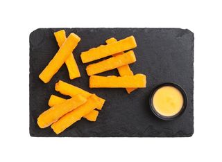 Хрупкава полента с пушена скаморца и сос чедър (250г)