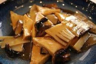 Tofu con bambù e funghi