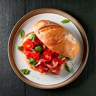 Panino con crudo e pomodoro