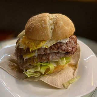 Hamburguesa doble con huevo frito