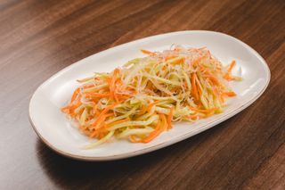 5. Kisjelo ljuta salata sa nudlama