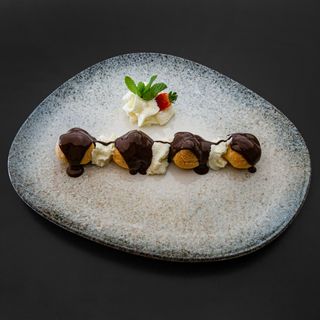 Profiteroles Rellenos De Crema Con Chocolate Caliente