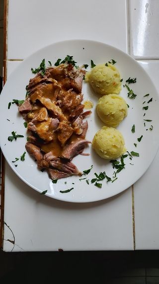 Свински джолан с картофено пюре и сос (500г)