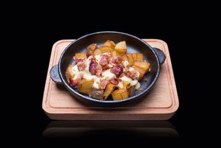 Картопля печена з беконом та сирним соусом