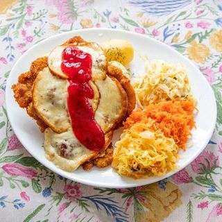 Schabowy z oscypkiem i żurawiną z dodatkami do wyboru