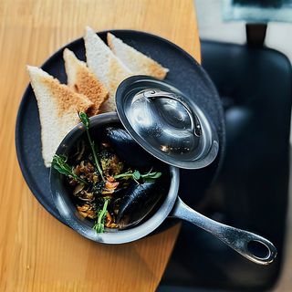 Мідії під соусом Песто з тостами (230/30г)