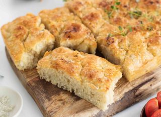 Focaccia con Crudo e burrata