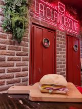 Pastrami Con Queso Cheddar