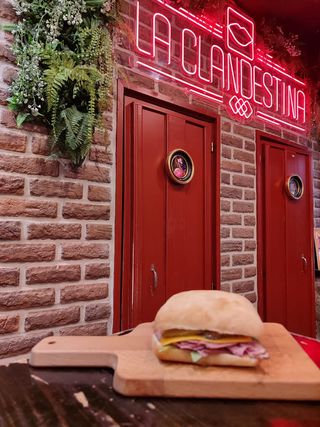 Pastrami Con Queso Cheddar