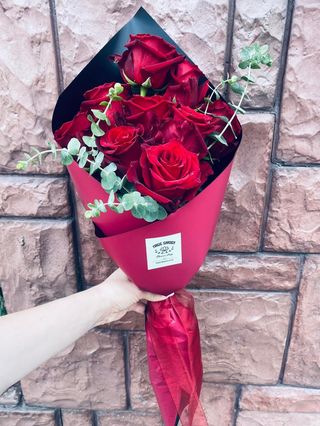 Buchet 9 trandafiri rosii si Eucapilt