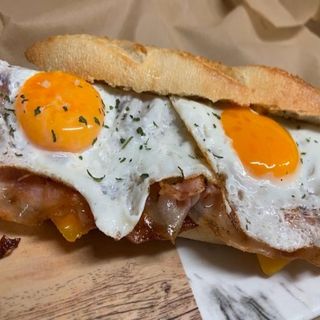 Menu bocadillo de bacón con huevos fritos