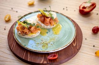 Яйцо Бенедикт с копченным лососем  и соусом Голландез