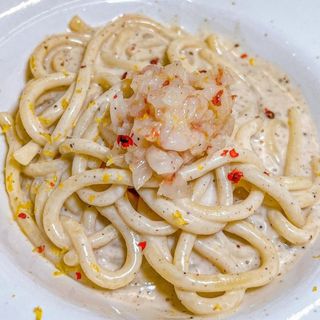 Spaghettoni cacio e pepe, tartare di gamberi, lime e pepe rosa