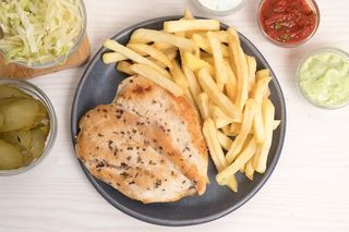 Piept de pui la gratar cu cartofi