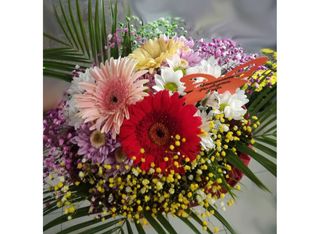 3 гербера, (2бр) хризантеми с богата зеленина, луксозна опаковка (1бр)