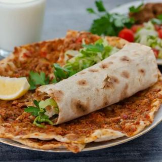 Lahmacun con falafel o vegetal y queso