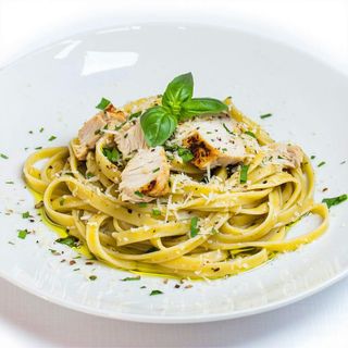 Tagliatelle z kurczakiem, cukinią i czosnkiem
