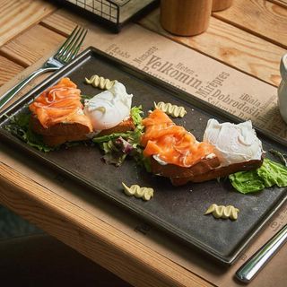 Brioche cu somon și ou poșat