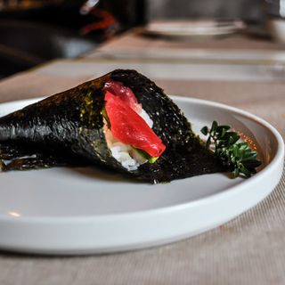 68. Temaki tonno