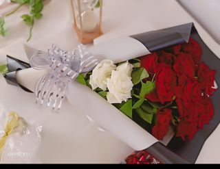باقة ورود طبيعيه حمراء مع وردات بيضاء او زهرية 