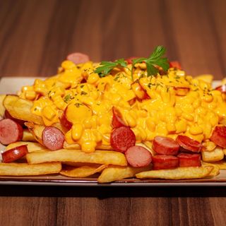 Salchipapas colombianas