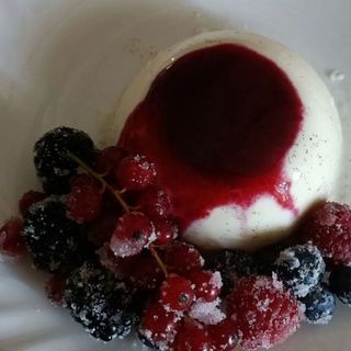 Panna cotta con frutti di bosco