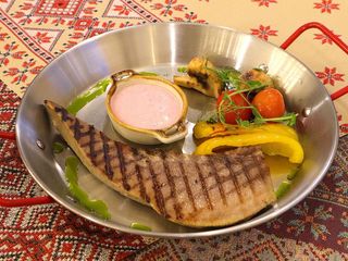 Язык на гриле с овощами гриль