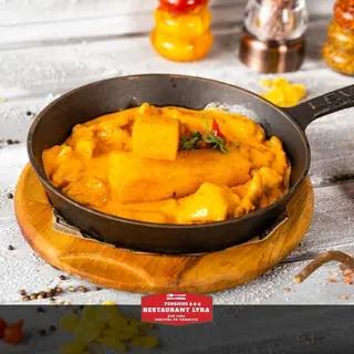 Papricaș de pui cu mămăliguță prăjită