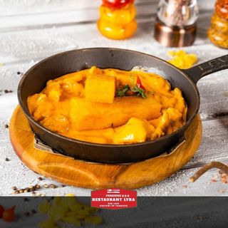 Papricaș de pui cu mămăliguță prăjită