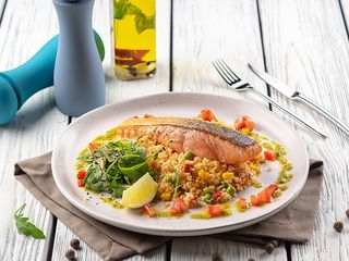 Філе лосося на грилі з кус кусом (320g)