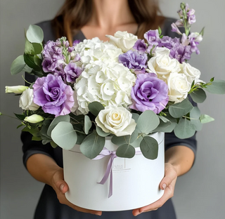 Aranjament floral în cutie: trandafiri albi, hortensie, lisianthus mov