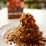 Mar copt cu inghetata, nuca, scortisoara si sos caramel