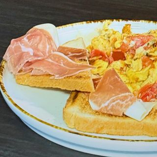 Скрембл з сиром Дорблю та помідором