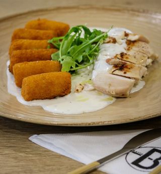 Piletina u sosu od plavog sira