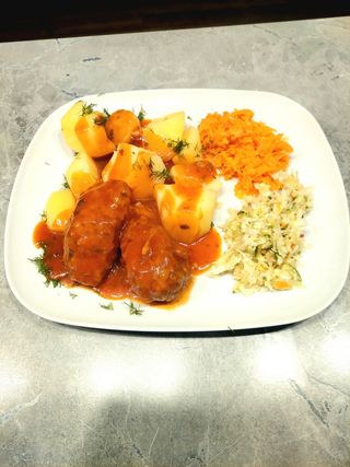 Klopsiki gotowane w sosie własnym , ziemniaki ,surówka