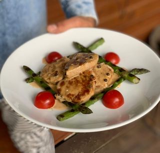 Свински стекчета с аспержи (350г)