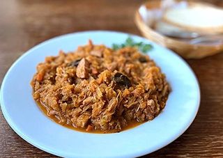 Bigos z z mięsem, kiełbasą i grzybami