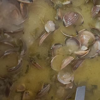 Almejas al ajillo
