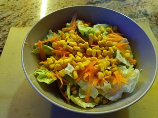 Insalatone ortaggi misti con bresaola e mozzarella