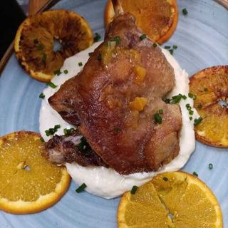 Confit de pato sobre parmentier y salsa de naranja
