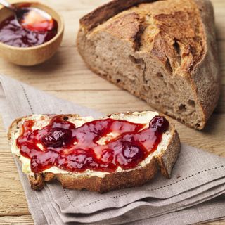 Pan Con Mantequilla, Mermelada, Aceite Y Tomate