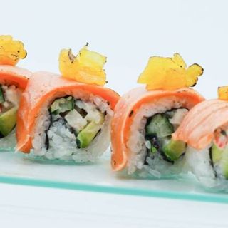 Uramaki Salmón con Piña Caramelizada