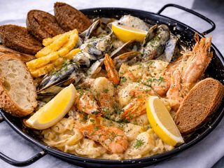 Сет з морепродуктів в сирно-вершковому соусі (1000g)