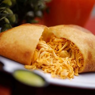 Empanada Catira (Pollo y Queso)