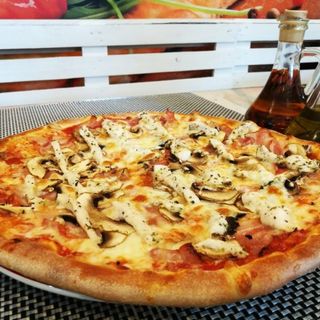 Pizza pollo, zuchine e gorgonzola