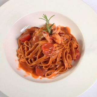 Tagliatelle de gamba roja alistada Con jugo de sus cabezas