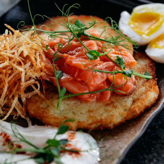 კარტოფილის ოლადები (დრანიკი) მ/დ ორაგულით და ჰოლანდიური სოუსით 