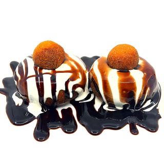 Papanași cu smântână și sos de ciocolată