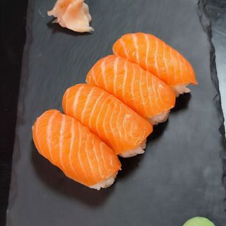 Nigiri de salmón